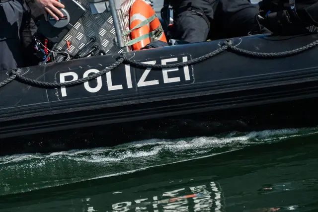 Zahlreiche Einsatzkräfte suchten nach der vermissten Frau auf dem Bodensee. (Symbolbild) | Foto: Silas Stein/dpa
