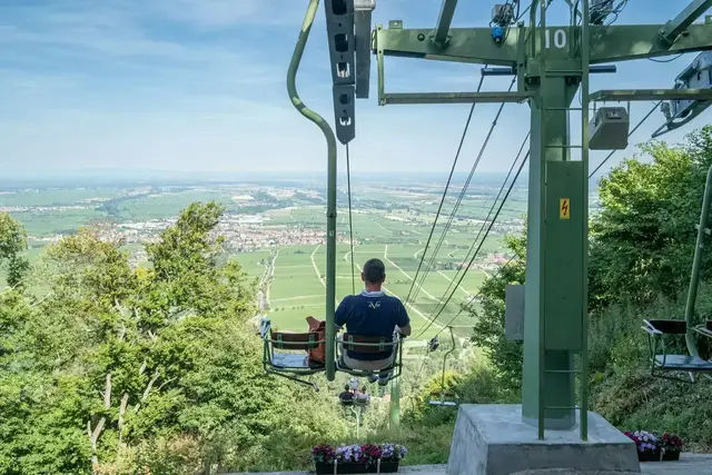 Die Aussicht von der Rietburg zählt zu den schönsten Panoramablicken entlang der Deutschen Weinstraße. | Foto: Rietburgbahn