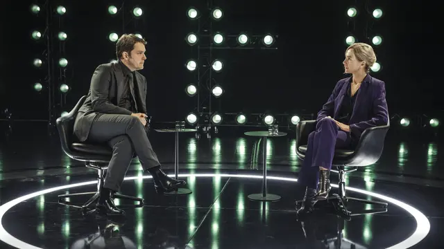 Duell (AT): Im Studio treffen Gesundheitsministerin Liane Sowalski und Talkshow-Moderator Clemens Fehndrich in einem eskalierenden TV-Duell aufeinander. | Foto: BR Bayerischer Rundfunk, Foto: Hendrik Heiden
