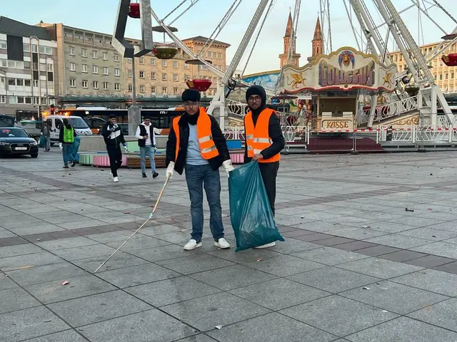 Ahmadiyya-Mitglieder bei der jährlichen Neujahrreinigungsaktion in der Innenstadt. Ahmadiyya ist sehr aktiv für die Stadtgesellschaft und der Taxifahrer, der den Amokfahrer in Mannheim aufhielt, gehört ihr an.  | Foto: Ahmadiyya