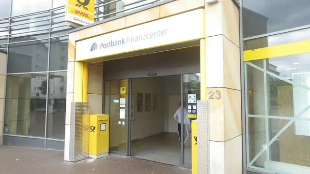 Pakete an Packstation senden lassen: Die Packstationen haben 24/7 auf. In der Filiale müssen Sie sich an Öffnungszeiten halten.  | Foto: Julia Glöckner