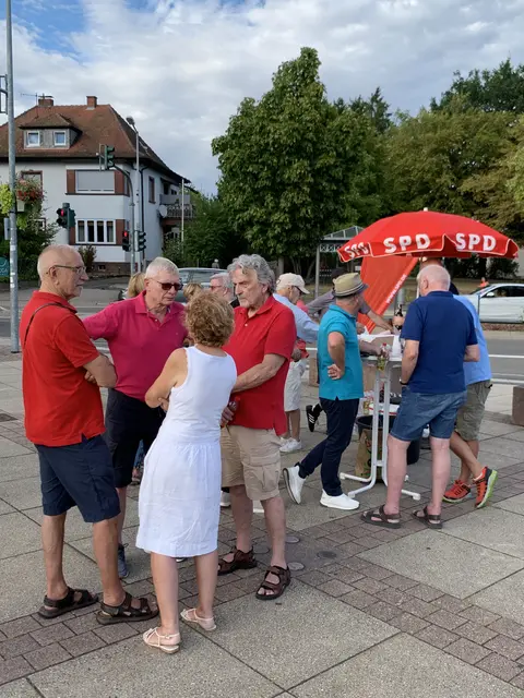 Die Brügerinnen und Bürger tauschten sich auch untereinander aus. | Foto: BdP Peter Krietemeyer