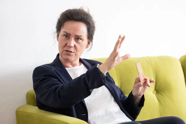 Bildungsministerin Ute Eiling-Hütig (CDU) informiert über die Neuerungen zum Schuljahr 2026/27.  | Foto: Helmut Fricke/dpa