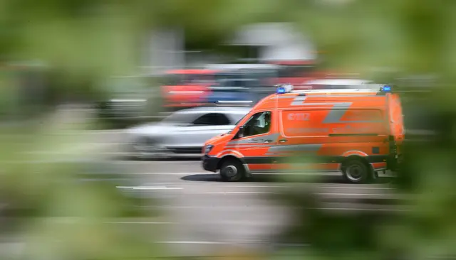 Der Rettunswagen eilte zum Einsatzort – doch der Mann war bereits tot. (Symbolbild) | Foto: Sebastian Gollnow/dpa