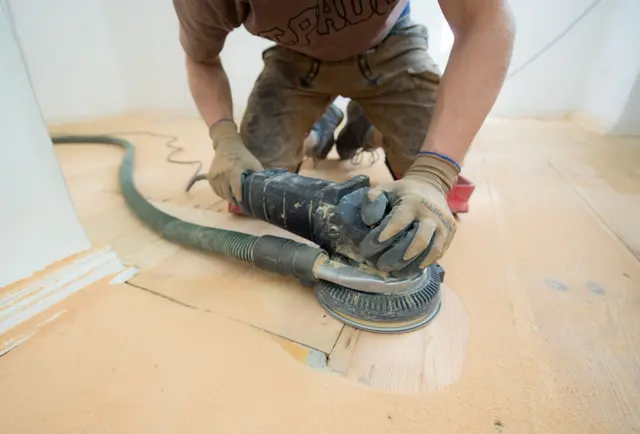 Bei DIY-Projekten gilt: Immer konzentriert und mit vollständiger Schutzausrüstung arbeiten – denn Unfälle können selbst erfahrenen Heimwerkern passieren. | Foto: Inga Kjer/dpa-mag