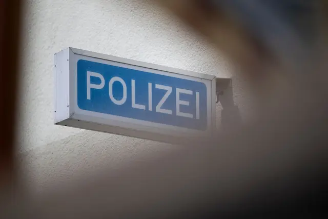 Das Opfer musste in einer Klinik notoperiert werden. (Symbolbild) | Foto: Marijan Murat/dpa