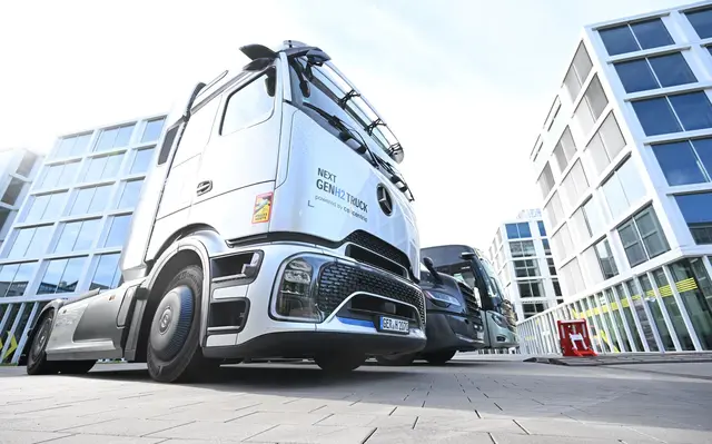 Solche Lkw baut Daimler Truck. (Archivbild) | Foto: Bernd Weißbrod/dpa