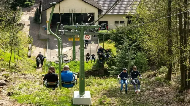 Die nostalgische Doppelsesselbahn gehört seit Jahrzehnten zu den beliebtesten Ausflugszielen der Pfalz. | Foto: Pfalz Touristik, Heimatlichter GmbH