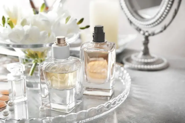 Eine 24-Jährige soll in einem Drogeriemarkt in Wörth Parfums im Wert von über 800 Euro gestohlen haben. Die Polizei leitete ein Strafverfahren wegen Ladendiebstahls ein. | Foto: Africa Studio/stock.adobe.com