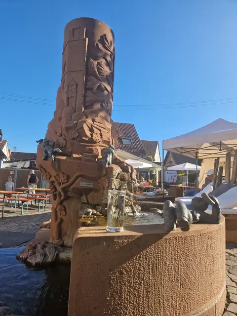 Rund um den historischen Rutschbrunnen feiert Eschbach vier Tage lang sein 60. Weinfest. | Foto: Frank Laux