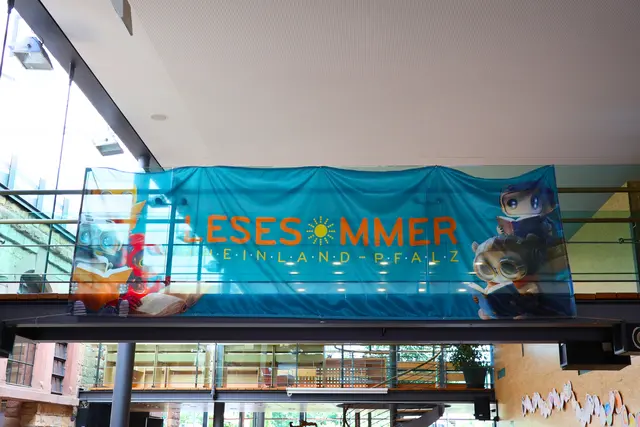 Wer beim Lesesommer mitgemacht hat, sollte Clubkarte und Unterlagen rechtzeitig in der Bibliothek abgeben. | Foto: Stadt Landau