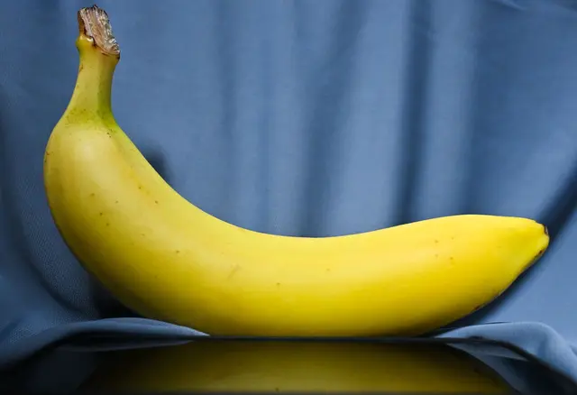 Ein Mann hat in einem Supermarkt nach Bananen gegriffen – und dann einen Schmerz gespürt. (Symbolbild) | Foto: Katharina Kausche/dpa