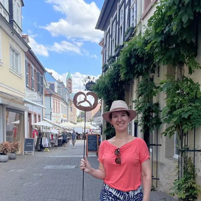 Speyerer Gästeführerin und Buchautorin Katja Edelmann nimmt Gäste 2026 im August und September wieder mit zu vier Glücksorten in Speyer in der Innenstadt und im Industriehof. | Foto: Katja Edelmann