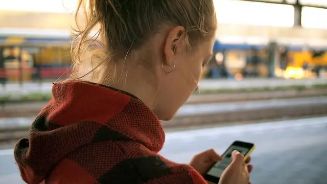 Der Abschluss von Vorsorge-Verträgen soll mit der EUDI-Wallet ab 2027 weniger Papierkram bedeuten. Identitäts- und Nachweisdaten können dann direkt digital übermittelt werden. | Foto: © Dara Nephrikana - unsplash