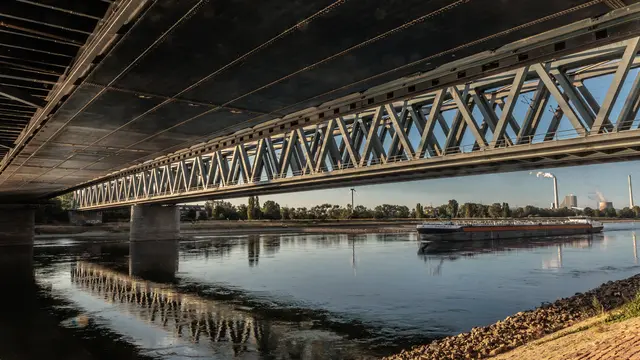 Niedrige Pegel erschweren die Rheinschifffahrt: Viele Frachter können nur mit reduzierter Ladung fahren, der Schiffsverkehr läuft jedoch weiter. | Foto: Paul Needham