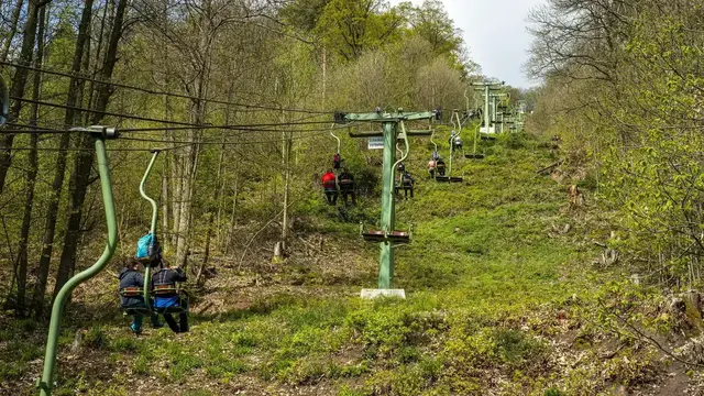 Die Rietburgbahn bringt Besucher in rund acht Minuten von der Villa Ludwigshöhe hinauf zur Burgruine Rietburg. | Foto: Pfalz Touristik, Heimatlichter GmbH