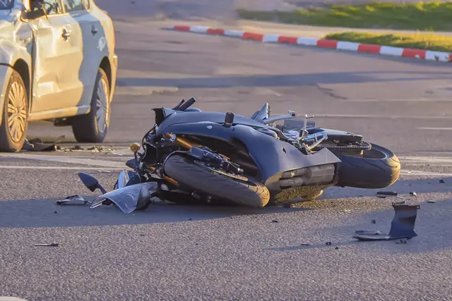 Ein Auto und ein Motorrad sind in Karlsruhe beim Abbiegen im Bereich Schloßplatz und Herrenstraße zusammengestoßen. Der Motorradfahrer wurde leicht verletzt, die Polizei sucht nun Zeugen des Unfalls. | Foto: justoomm/Stock.adobe.com