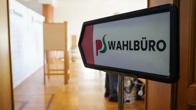 Im Ratssaal des Pirmasenser Rathauses am Exe befindet sich das Wahlbüro. | Foto: Stadt Pirmasens / Maximilian Zwick