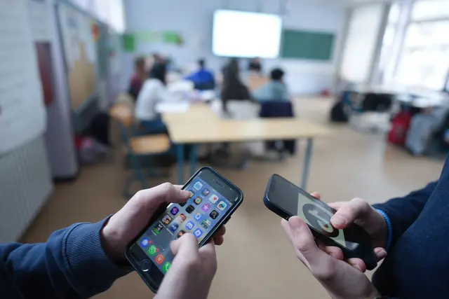 Die neuen Handy-Regen gelten bis Schülerinnen und Schüler bis einschließlich Klasse 10. (Archivbild) | Foto: Marcus Brandt/dpa
