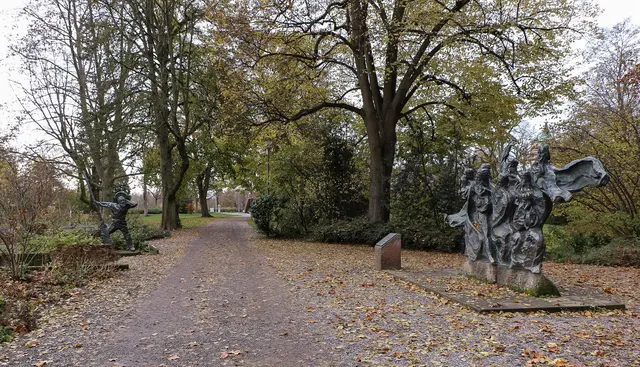 "Fährmann hol über" - Skulpturengruppe im Speyerer Domgarten von Georg Günther Zeuner | Foto: Heike Schwitalla