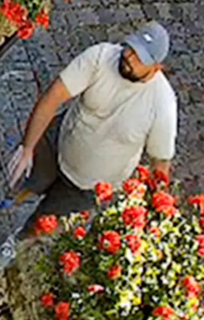 Nach einem Schockanruf in Karlsruhe fahndet die Kriminalpolizei mit Bildern nach einem mutmaßlichen Geldabholer und nach erbeutetem Schmuck. Ein älteres Ehepaar verlor Bargeld, Schmuck und Wertgegenstände im Wert von mehreren Hunderttausend Euro. | Foto: Polizei BW
