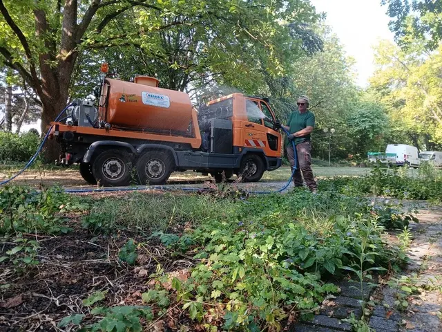 Bei Hitze stehen die EWL-Gießfahrzeuge öfter am Straßenrand, weil junge Bäume langsam Wasser brauchen. | Foto: EWL