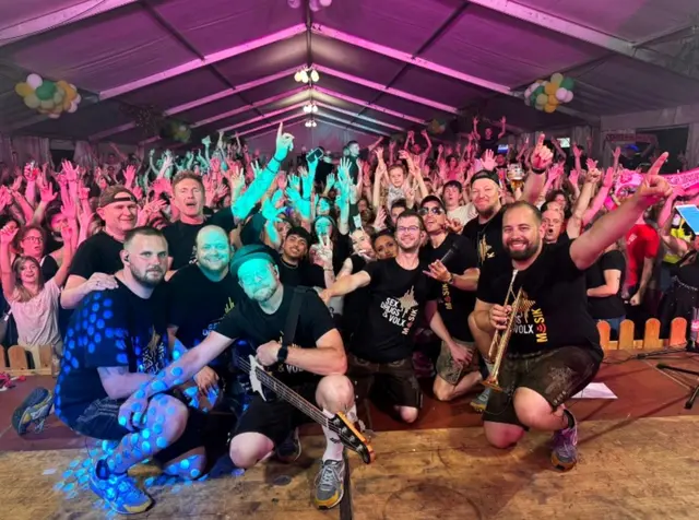 Am Freitag wird die Band „Krachleder“ wieder die große Bühne erobern und Party bis spät in die Nacht garantieren | Foto: Krachleder