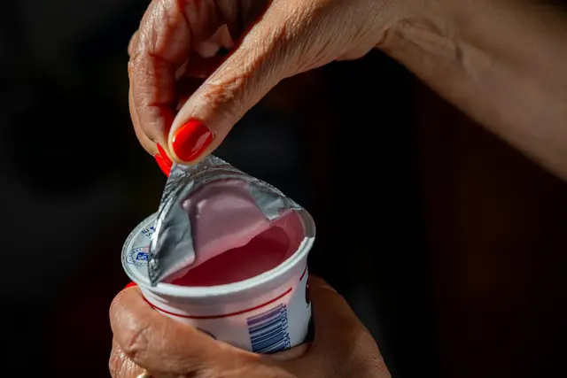 MHD ist überschritten? Dennoch kann der Joghurt noch in Ordnung sein. | Foto: Zacharie Scheurer/dpa-mag