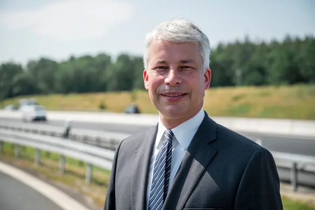 «Wenn der Verkehr auf der Wasserstraße Rhein komplett zum Erliegen kommen sollte, dann müssen wir schauen, wie wir auf die Straße oder auf die Schiene ausweichen können», meint Verkehrsminister Steffen Bilger. (Archivbild) | Foto: Daniel Vogl/dpa