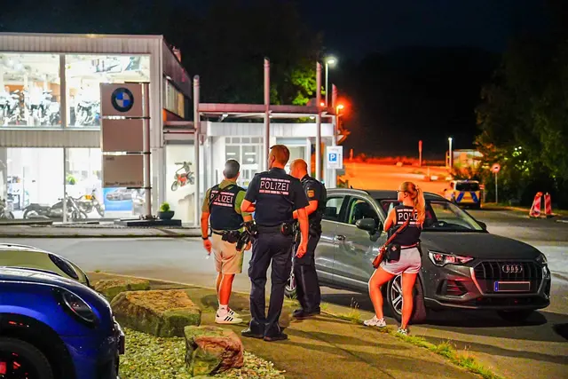 Die Polizei prüft nach Schüssen auf ein Auto, ob es sich um einen Hinterhalt gehandelt haben könnte.  | Foto: Enrique Kaczor/dpa