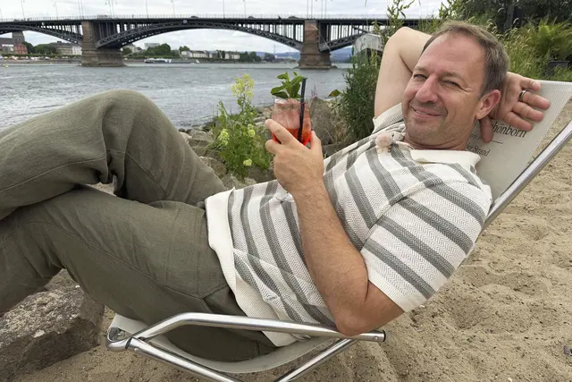 Tobis Städtetrip: Tobi Kämmerer startet die neue Staffel mit einem Besuch in AKK, den Wiesbadener Stadtteilen mit besonderer Mainz-Verbindung. | Foto: HR Hessischer Rundfunk