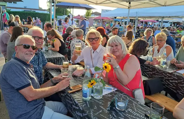 Drei Tage Genuss und Geselligkeit: Das Weilerbacher Weindorf gehört auch 2026 wieder zu den sommerlichen Höhepunkten in der Westpfalz. Das Foto zeigt gut gelaunte Besucher im Jahr 2023 | Foto: Monika Klein
