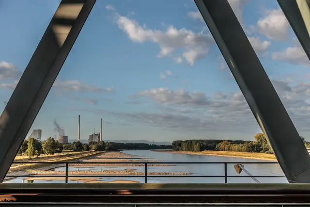 Der niedrige Wasserstand legt am Rhein derzeit Kies- und Sandbänke frei. Die DLRG warnt dennoch eindringlich vor dem Baden im Fluss. | Foto: Paul Needham