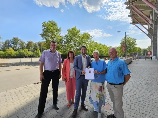 Bei der Förderbescheidübergabe vor der Südtribüne des Stadions, der Parkplatz Süd dahinter soll überplant werden: Andreas Kühn (von links), Referent des Ministeriums, Elke Franzreb, Leiterin des Referats Stadtentwicklung, Sven Teuber, Minister Bauen und Wohnen, OB Beate Kimmel und Joachim Wilhelm vom Referat Stadtentwicklung
 | Foto: Stadt KL/gratis