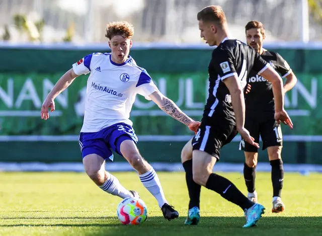 2023 stand er noch beim FC Schalke 04 unter Vertrag: Waldhofs Neuzugang Joey Müller (links)  | Foto: Tim Rehbein/dpa
