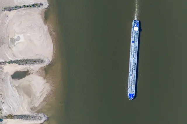 Wegen des Niedrigwassers können Transportschiffe weniger laden | Foto: Christoph Reichwein/dpa