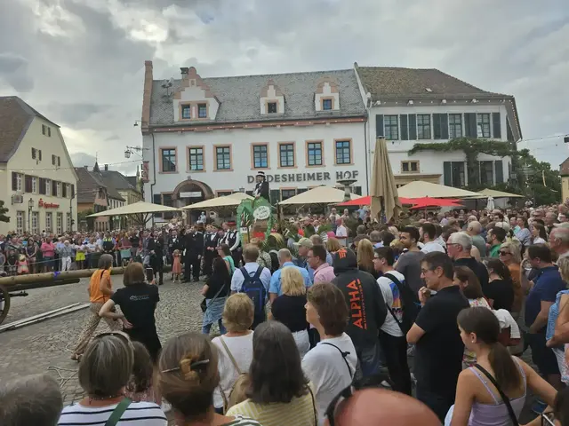 Auch traditionelle Bräuche wie das Aufstellen des Kerwebaums gehören am Wochenende wieder zu den Festen in der Pfalz – hier in Deidesheim. | Foto: Eva Bender