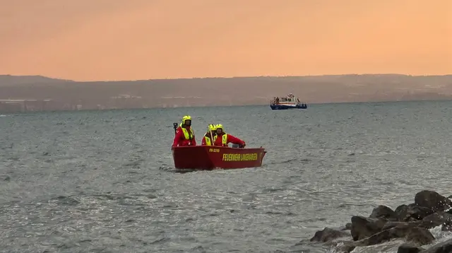 Eine 65-Jährige ist nach einem Sturz vom Boot im Bodensee ertrunken.  | Foto: Wasserwacht Nonnenhorn/dpa