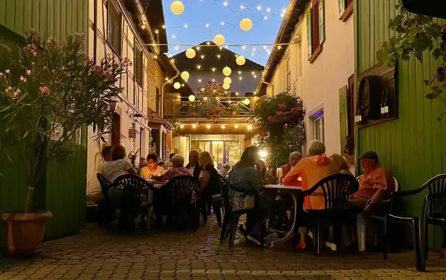 Stimmungsvolle Abende, gute Gespräche und regionale Weine prägen die Atmosphäre der Bauern- und Winzerkerwe. | Foto: Christian Gerau