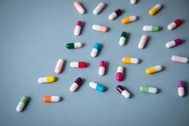 Nährstoff-Booster oder unnötiges Risiko? Die größte Gefahr bei der Einnahme von Nahrungsergänzungsmitteln ist die unkontrollierte Dosierung. | Foto: Christin Klose/dpa-mag