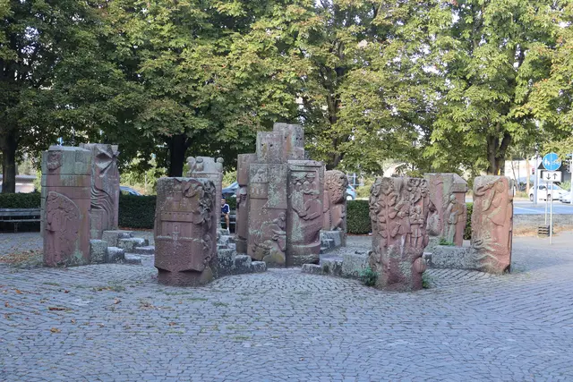 Die Brunnenanlage am Eingang zum Friedenspark bildet die Stadtteile Ludwigshafens ab.  | Foto: JG