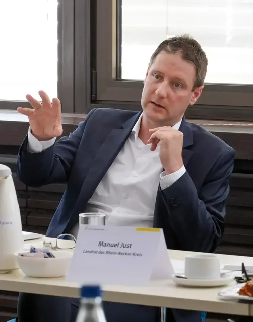 Landrat Manuel Just im Gespräch mit Medienvertreterinnen und -vertretern. (Foto: Landratsamt Rhein-Neckar-Kreis) | Foto: Landratsamt Rhein-Neckar-Kreis