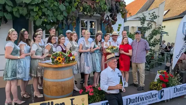 Die feierliche Eröffnung mit der Krönung der Weinprinzessin bildet den Auftakt des Weinfests der Freundschaft in Duttweiler. | Foto: Kay Lützel
