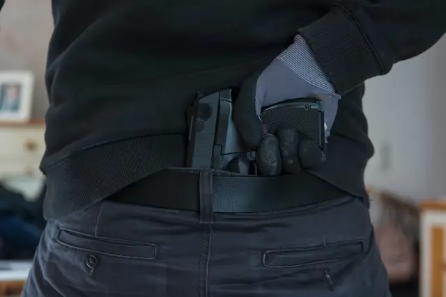 Bei der Durchsuchung der Wohnung fanden die Polizeibeamten eine Schreckschusswaffe sowie eine Softair-Pistole | Foto: AdobeStock_115202469_Racle Fotodesign