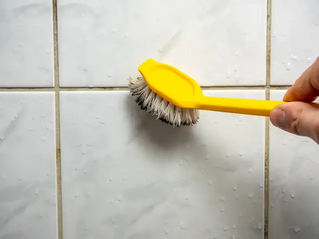Es müssen nicht immer Spezialreiniger für Fliesenfugen sein. Hausmittel können genauso gut reinigen. | Foto: Animaflora PicsStock/stock.adobe.com