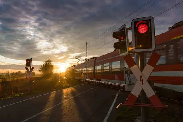 Wegen Arbeiten an Gleisen und Bahnübergängen sperrt die Verwaltung Übergänge in Insheim und Rohrbach zeitweise. | Foto: Andreas Gruhl/stock.adobe.com