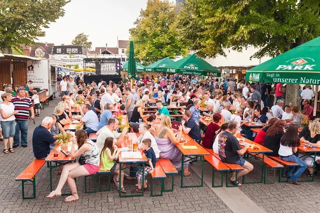 Fröhliches Kunterbunt Bad Bergzabern 2026: Der Schlossplatz wird erneut zum Treffpunkt für Besucher aus der ganzen Region. Das Foto ist bei einem früheren Fest entstanden. | Foto: Aktionskreis Fröhliches Kunterbunt e.V.