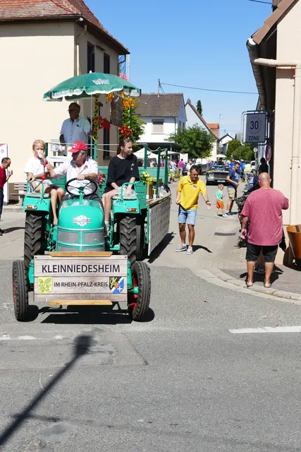 Ortsbürgermeister Ewald Merkel auf dem Kerweumzug | Foto: H. Feise (2025)
