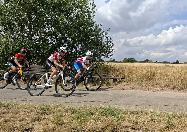Felix Bierling (blau-rot-weißes Trikot) zeigte viel Kampfgeist im U13-Rennen | Foto: |HSchäffer