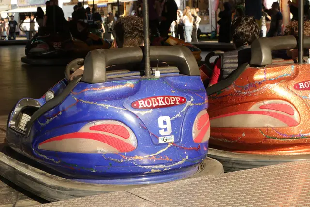 Ein besonderer Höhepunkt der Inselkerwe ist der ökumenische Gottesdienst mitten im Autoscooter am Rathaus. | Foto: Heike Schwitalla